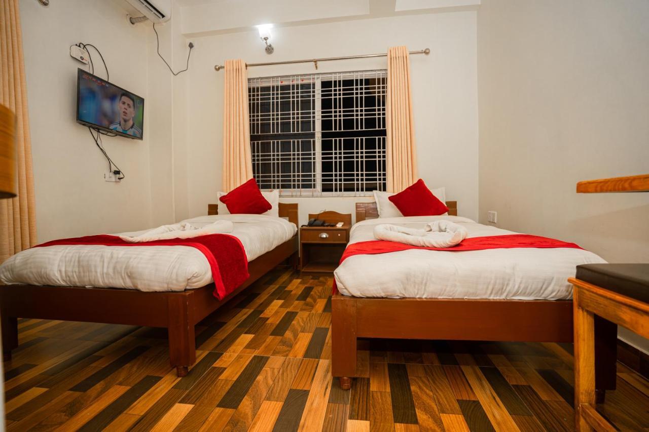 Hotel Dela Mount Похара Екстериор снимка